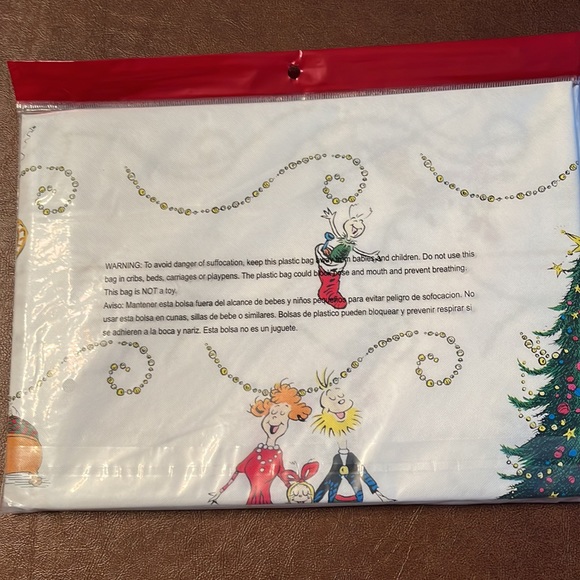 Grinch Vinyl Tablecloth - Picture 2 of 7